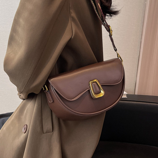 Kézitáska csattal, három színben