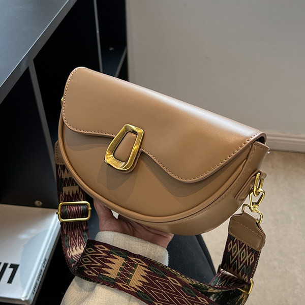 Kézitáska csattal, három színben