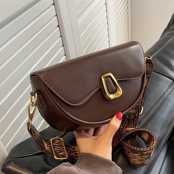 Kézitáska csattal, három színben