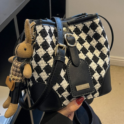 Textil kézitáska fém csattal és hosszú fogantyúval