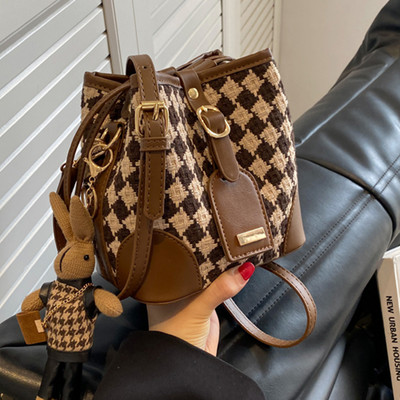 Textil kézitáska fém csattal és hosszú fogantyúval