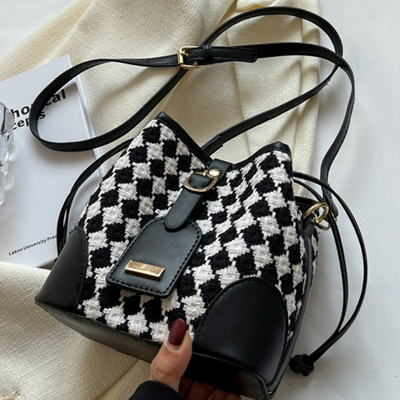 Textil kézitáska fém csattal és hosszú fogantyúval