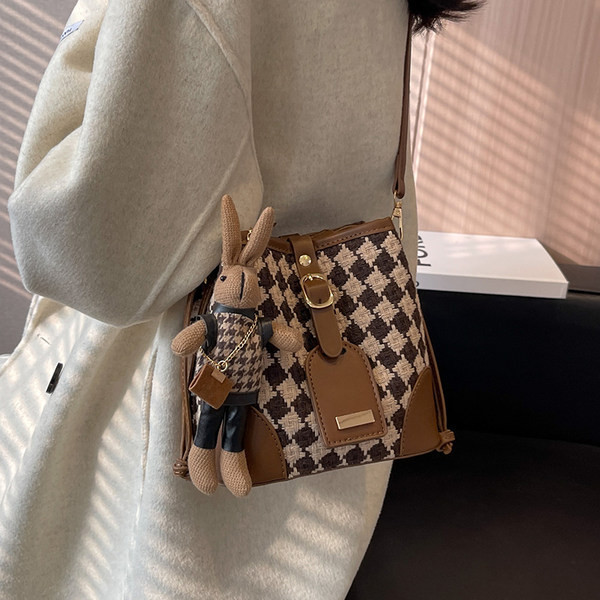 Textil kézitáska fém csattal és hosszú fogantyúval