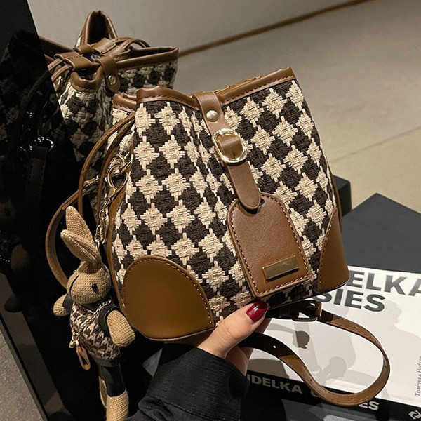 Textil kézitáska fém csattal és hosszú fogantyúval