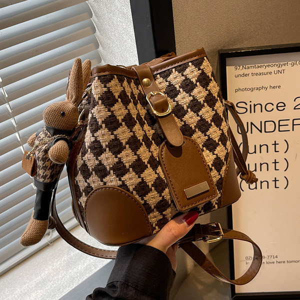 Textil kézitáska fém csattal és hosszú fogantyúval