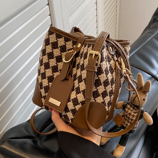 Textil kézitáska fém csattal és hosszú fogantyúval