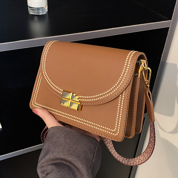 Ikdienas rokassomiņa ar metāla aizdari