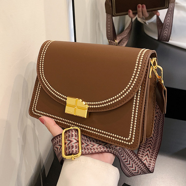 Ikdienas rokassomiņa ar metāla aizdari