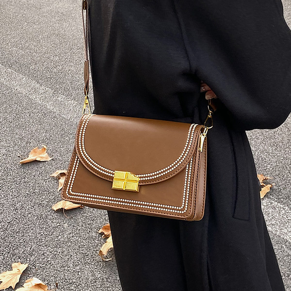 Ikdienas rokassomiņa ar metāla aizdari