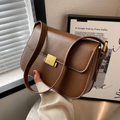 Дамска чанта - с метално закопчаване