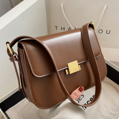 Дамска чанта - с метално закопчаване