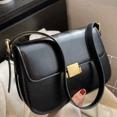 Дамска чанта - с метално закопчаване