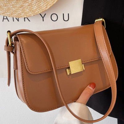 Дамска чанта - с метално закопчаване