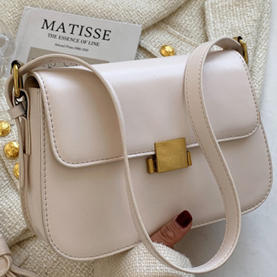 Дамска чанта - с метално закопчаване