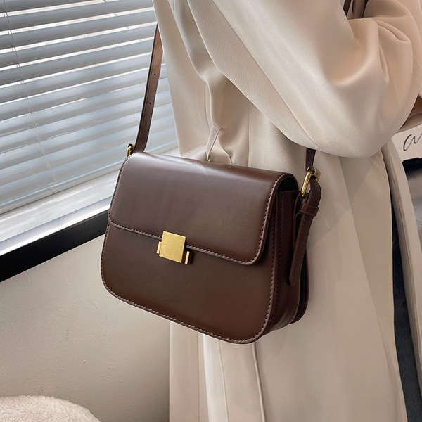 Дамска чанта - с метално закопчаване 