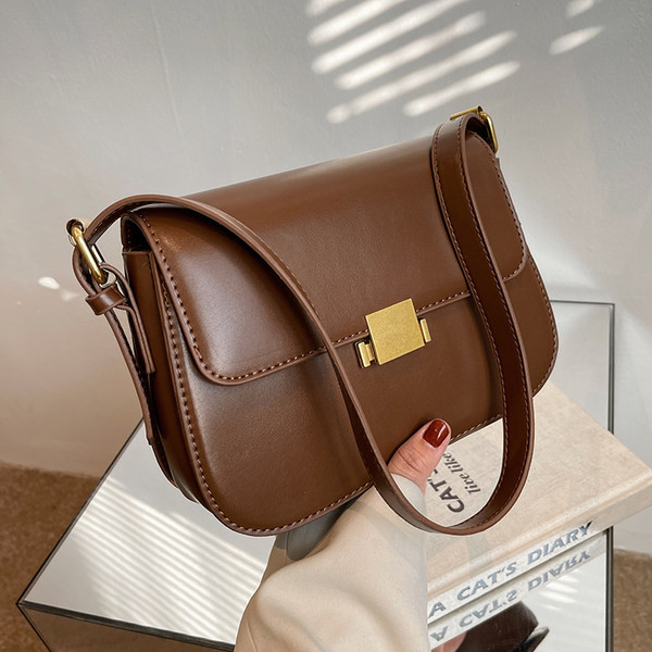 Дамска чанта - с метално закопчаване 