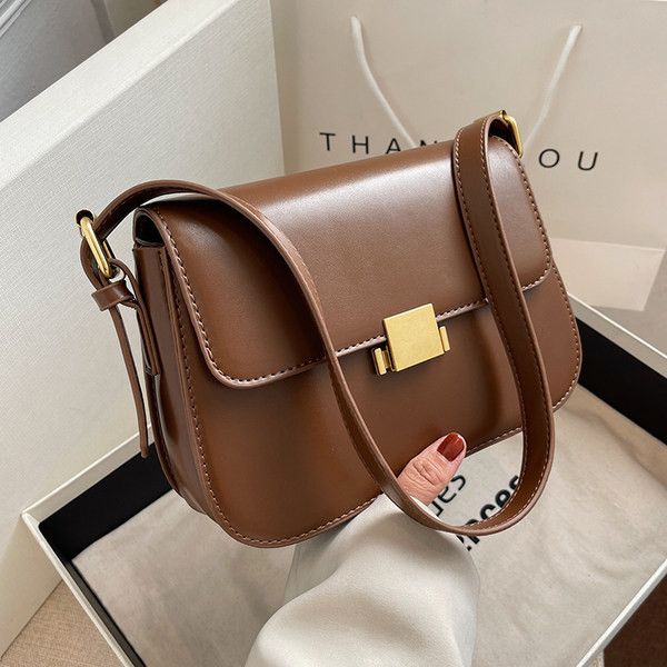 Дамска чанта - с метално закопчаване 