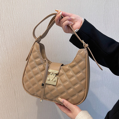 Eco bőr kézitáska cipzárral és mágneses csattal