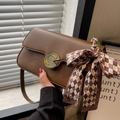 Rokassomiņa ar šalli