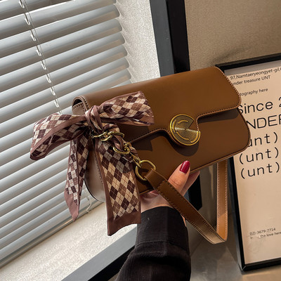 Rokassomiņa ar šalli