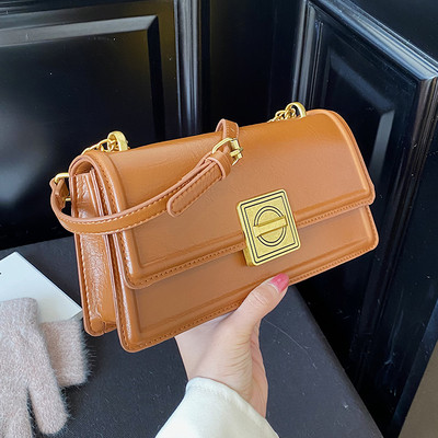 Sieviešu ādas soma - ar sprādzi