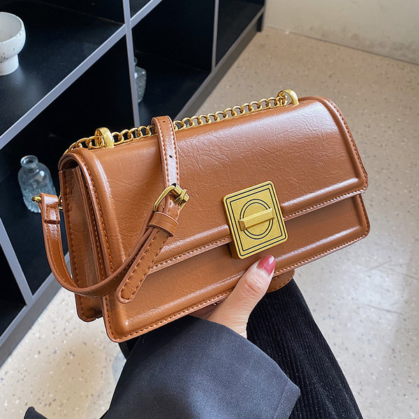 Sieviešu ādas soma - ar sprādzi