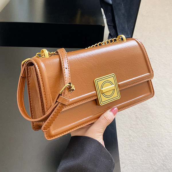 Sieviešu ādas soma - ar sprādzi