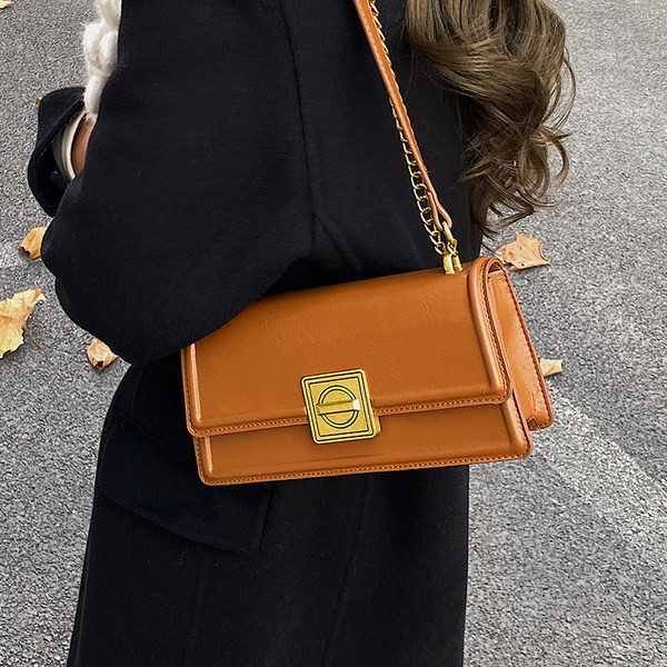 Sieviešu ādas soma - ar sprādzi