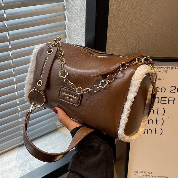 Jauna modeļa eko ādas rokassomiņa ar metāla ķēdīti un rāvējslēdzēja aizdari