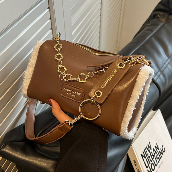 Jauna modeļa eko ādas rokassomiņa ar metāla ķēdīti un rāvējslēdzēja aizdari