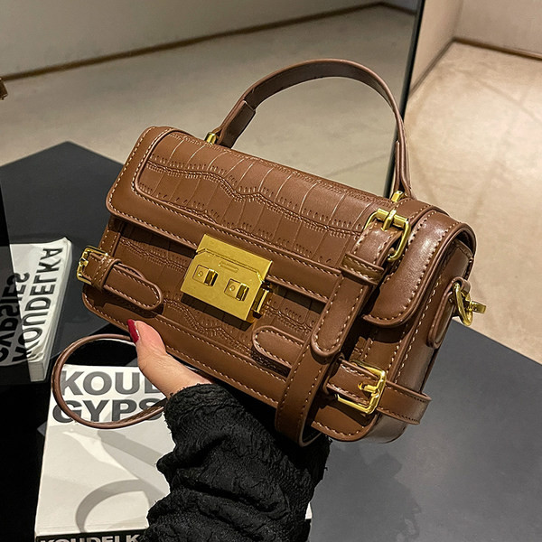 Stilīga ādas soma ar metāla aizdari sievietēm