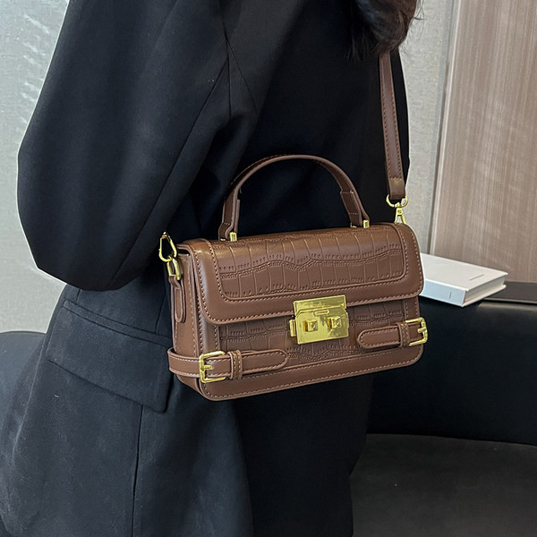 Stilīga ādas soma ar metāla aizdari sievietēm