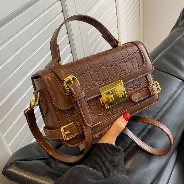 Stilīga ādas soma ar metāla aizdari sievietēm