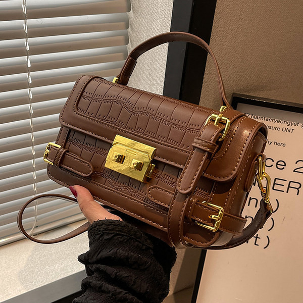 Stilīga ādas soma ar metāla aizdari sievietēm