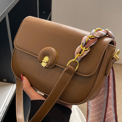 Ležerna torbica s ukrasom šala