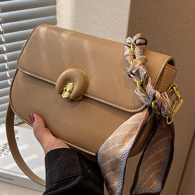 Ležerna torbica s ukrasom šala