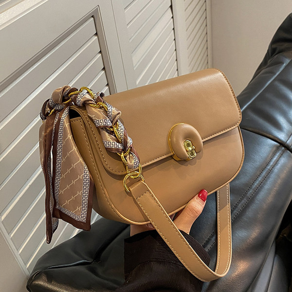 Ležerna torbica s ukrasom šala