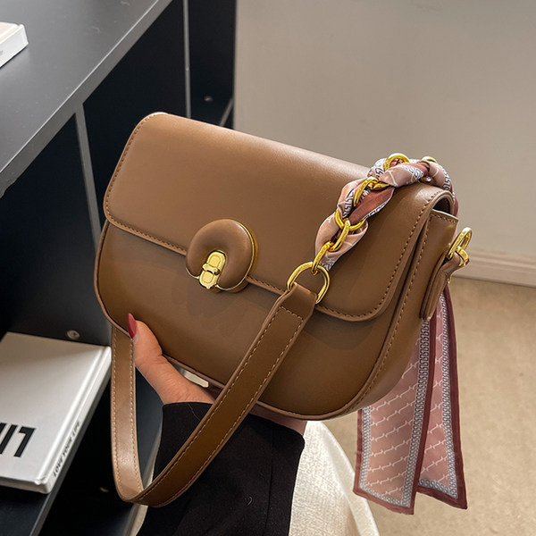 Ležerna torbica s ukrasom šala