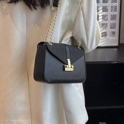 Női négyszögletes táska váll fogantyúval és zárral