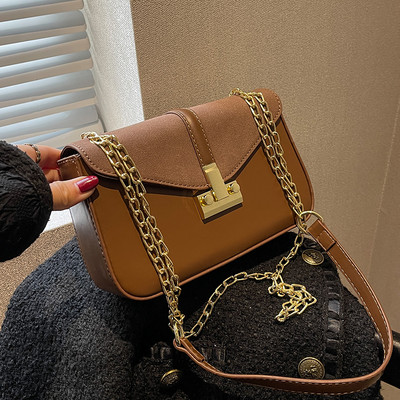 Női négyszögletes táska váll fogantyúval és zárral