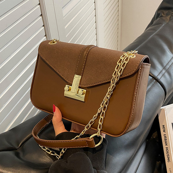 Női négyszögletes táska váll fogantyúval és zárral