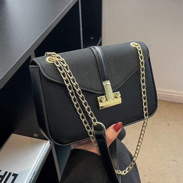 Női négyszögletes táska váll fogantyúval és zárral