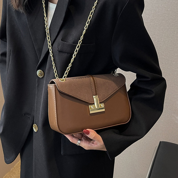 Női négyszögletes táska váll fogantyúval és zárral