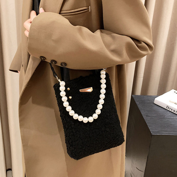 Modernus mažas pliušinis krepšys su perlų dekoracija