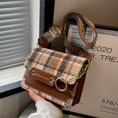 Női kockás táska felirattal