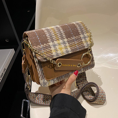 Női kockás táska felirattal