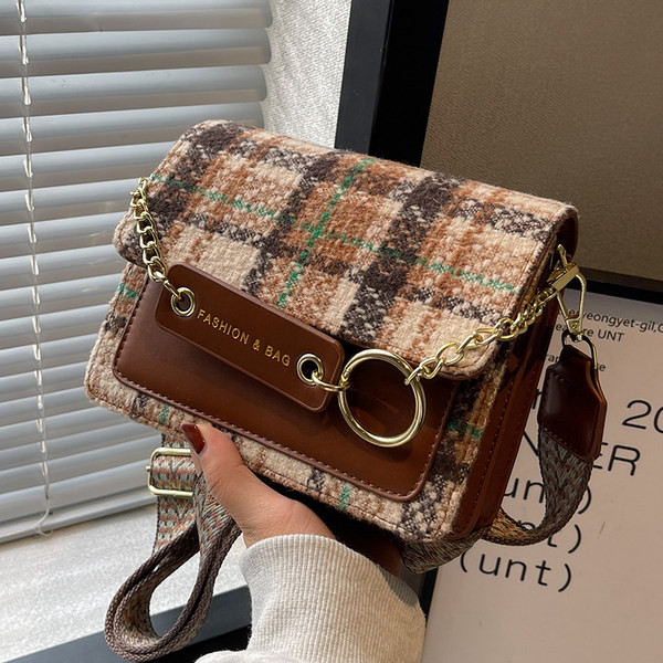 Női kockás táska felirattal