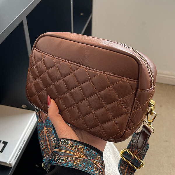 Stepēta eko ādas rokassomiņa ar garu rokturi