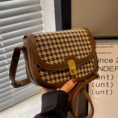 Малка дамска чанта с метално закопчаване