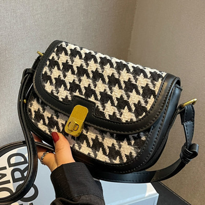 Малка дамска чанта с метално закопчаване